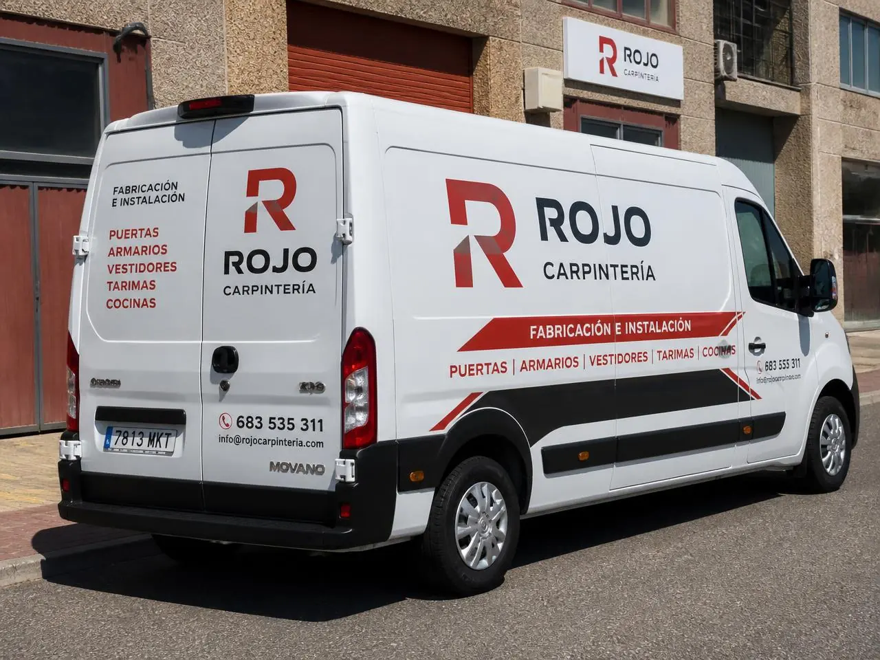 Furgoneta comercial rotulada con vinilo impreso en rojo y negro en Alicante