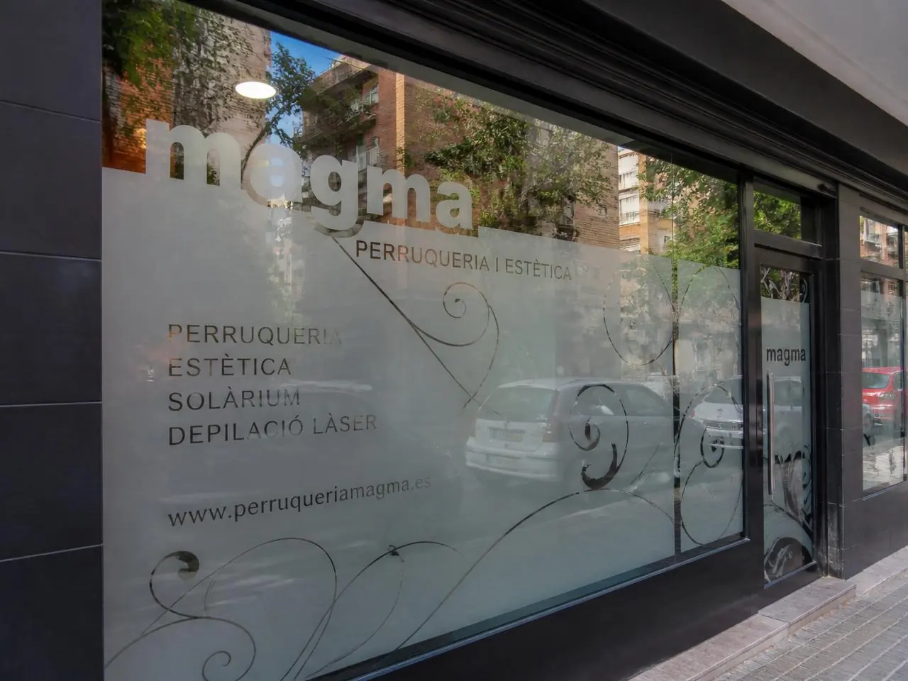 Escaparate de peluquería rotulado con vinilo de corte y efecto ácido en Alicante